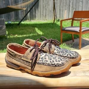 **X BOOTS*** LACE UP LOAFER **DISTRESSED*** LOOK **CHEETAH 🐆 PRINT** SIZE 8.5))